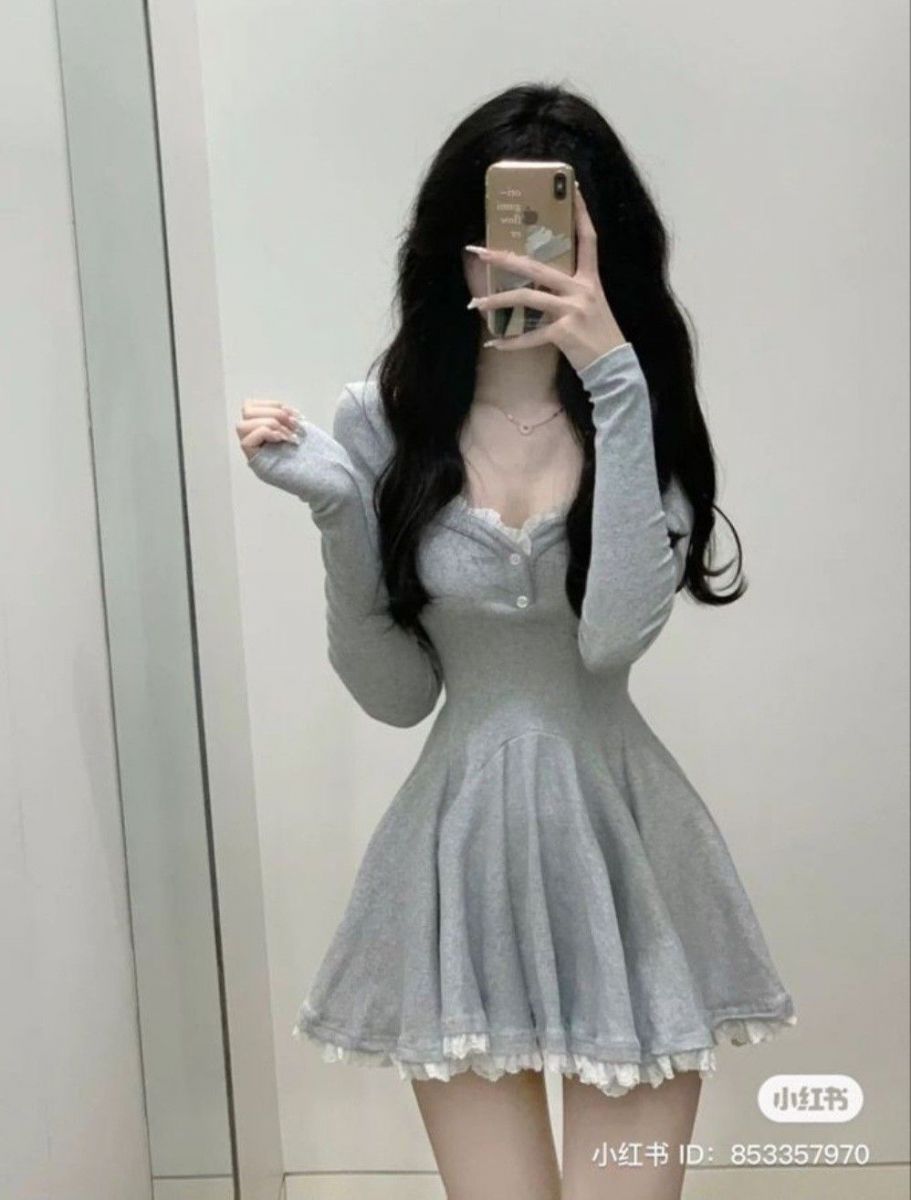 Ảnh gái trẻ mặc đầm xám dài tay chụp selfie đẹp