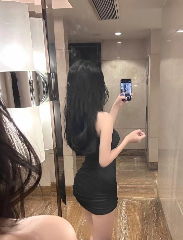 Ảnh gái trẻ mặc váy đen sexy trong gương