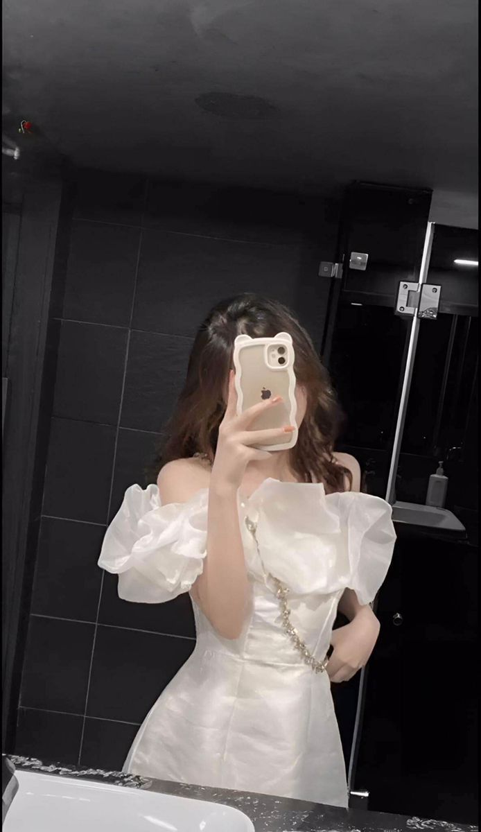 Ảnh gái trẻ mặc váy trắng điệu đà chụp selfie trong phòng tắm