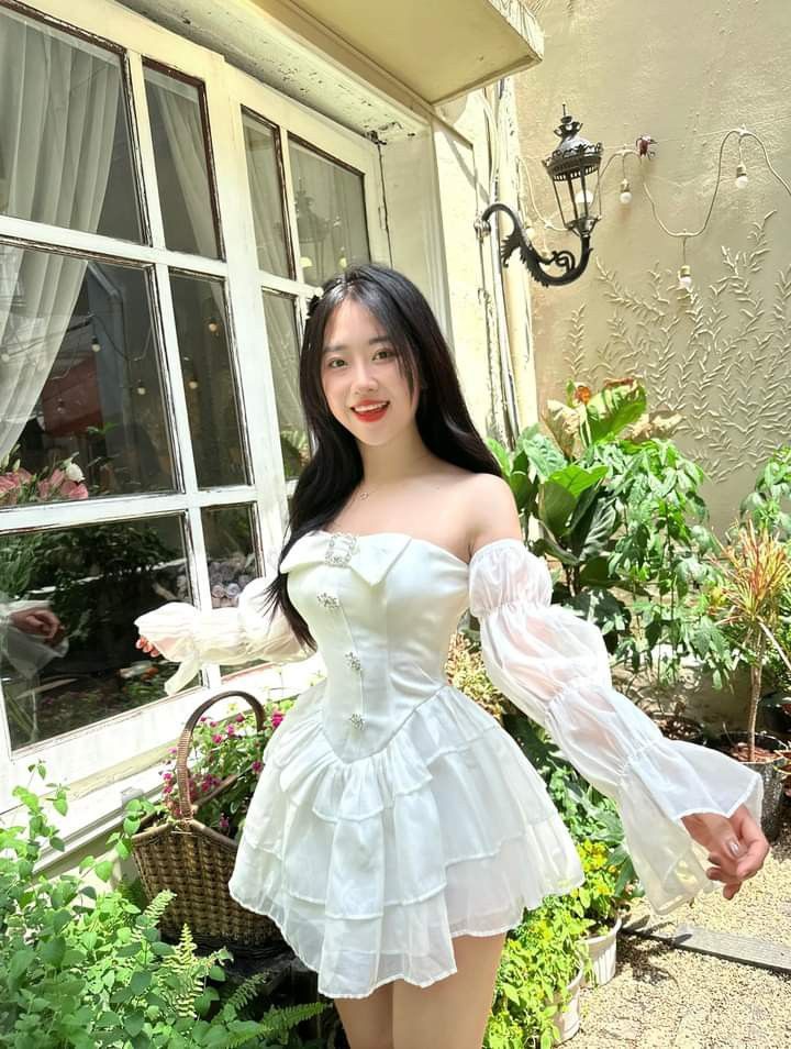 Ảnh gái trẻ mặc váy trắng dịu dàng dưới ánh nắng