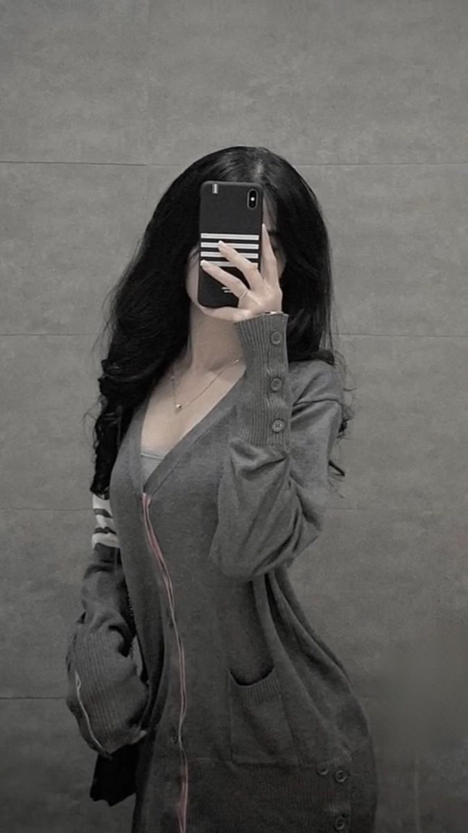Ảnh gái trẻ trong áo khoác len dài chụp selfie đẹp mắt