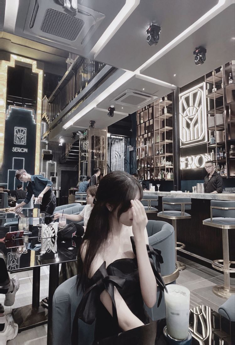 Ảnh gái trẻ trong bộ áo ôm sát tại quán bar sang trọng