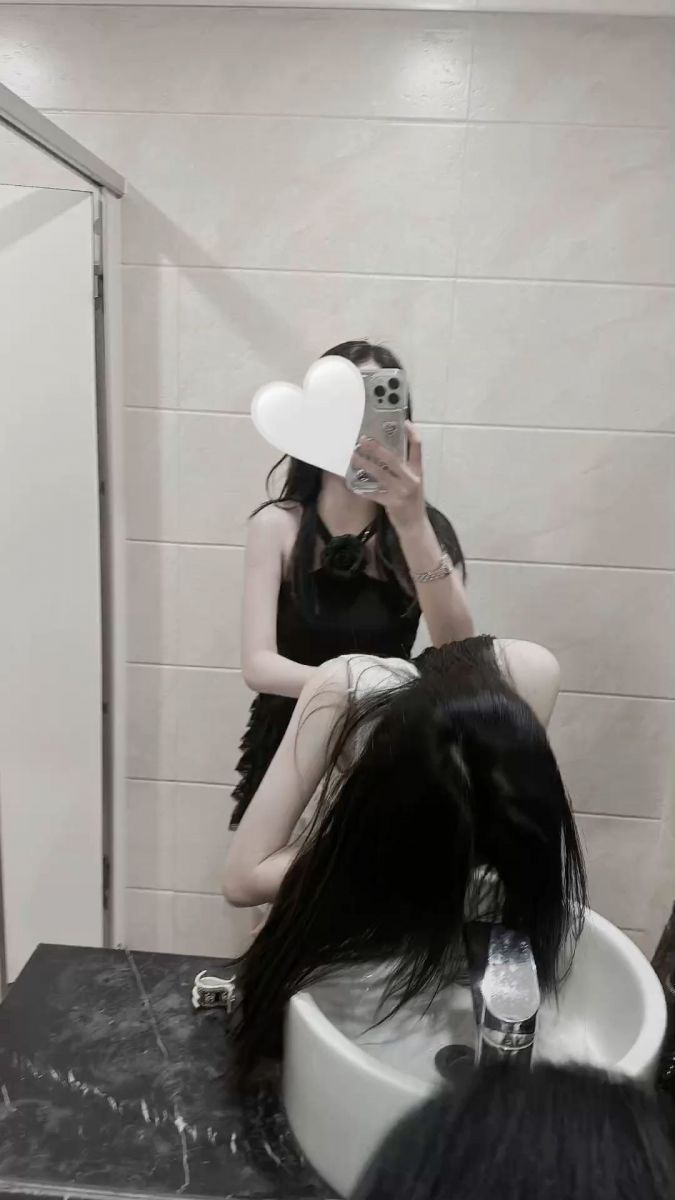 Ảnh gái trong nhà tắm với chiếc váy đen quyến rũ