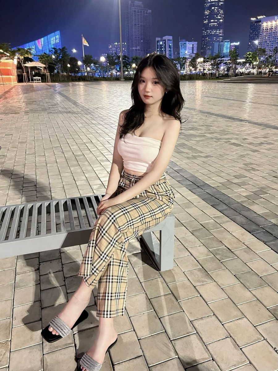 Ảnh gái xinh mặc áo crop top trắng và quần kẻ sọc