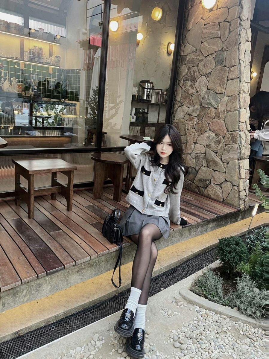 Ảnh gái xinh mặc áo khoác cardigan xám đầy phong cách