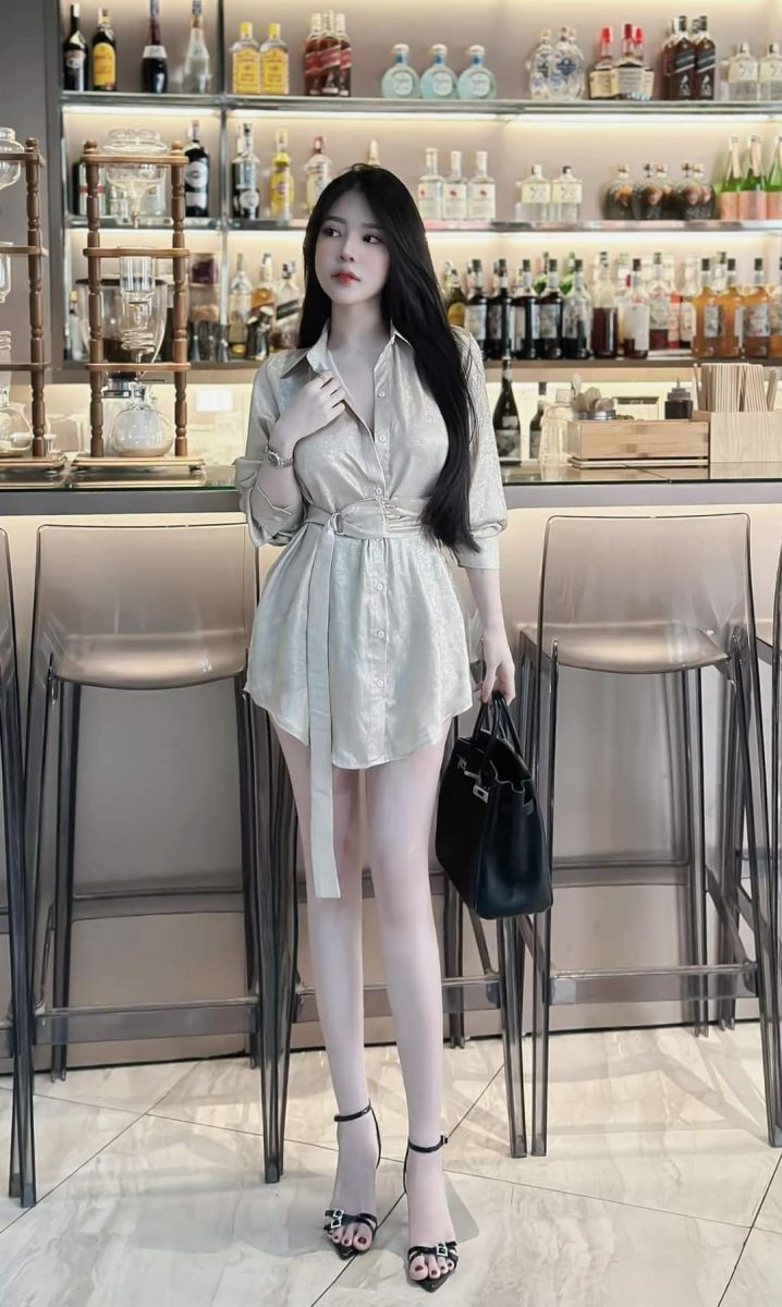 Ảnh gái xinh mặc áo sơ mi sáng màu kết hợp với chân váy ngắn