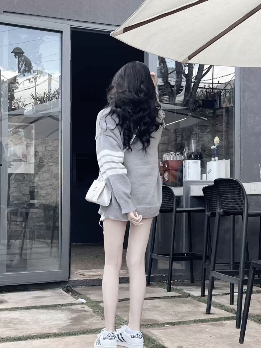 Ảnh gái xinh mặc áo sweater xám tại quán cà phê