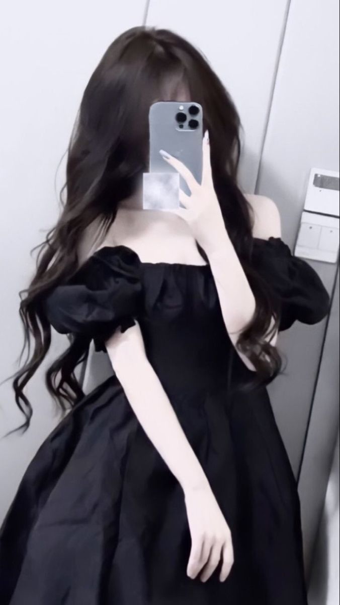 Ảnh gái xinh mặc váy đen ôm sát chụp selfie tự tin