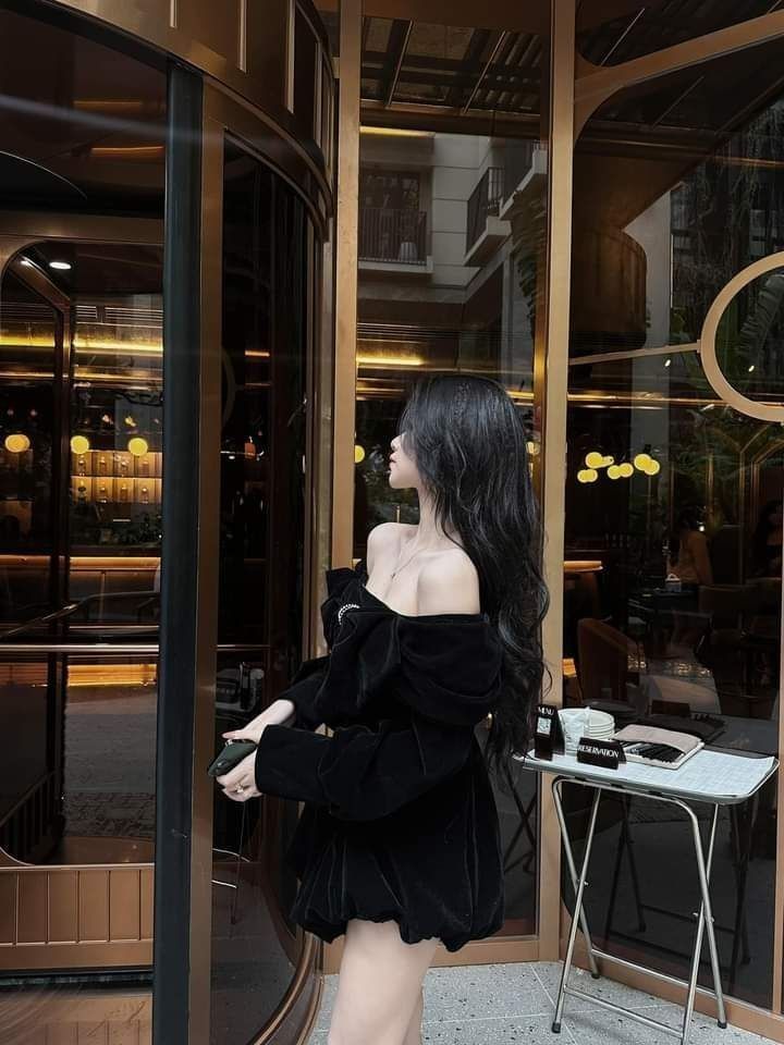 Ảnh gái xinh mặc váy đen xòe tại quán cà phê sang trọng