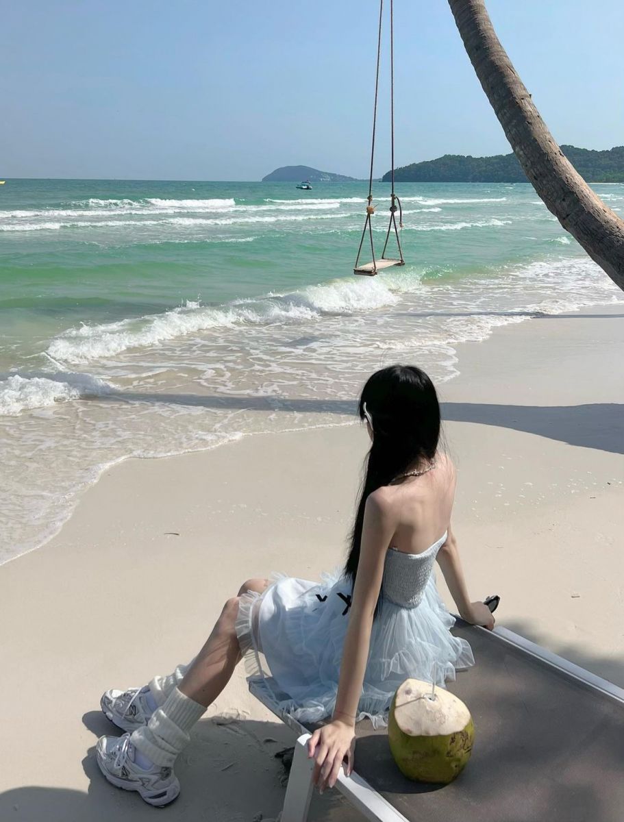 Ảnh gái xinh mặc váy trắng bên bờ biển Tây