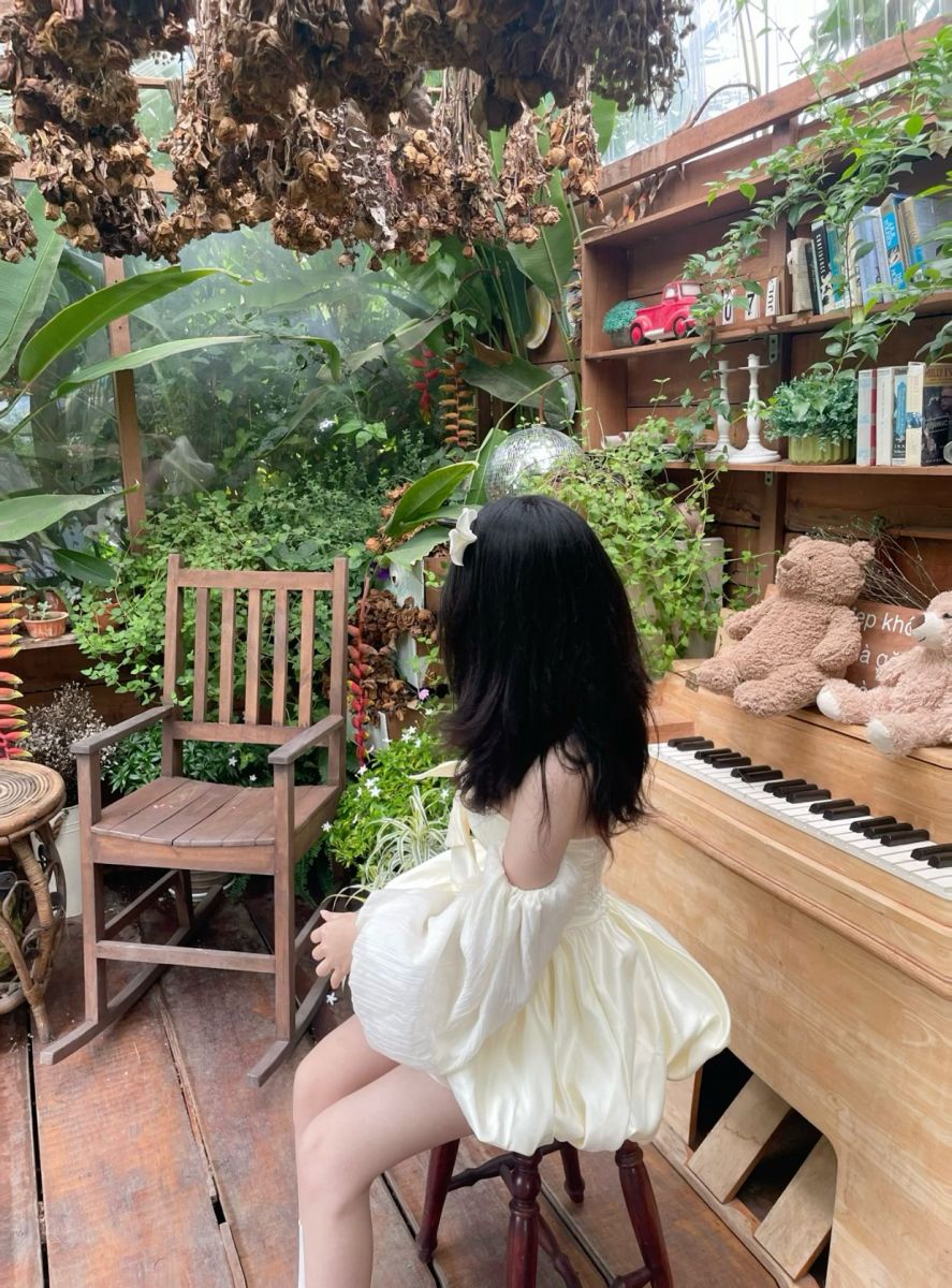 Ảnh gái xinh mặc váy trắng trong quán cà phê