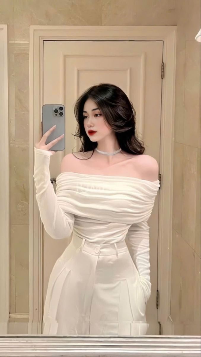 Áo dài trắng khoe dáng thanh lịch của gái xinh