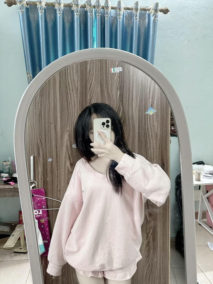Áo khoác hồng quan ngắn trong bộ ảnh gái xinh