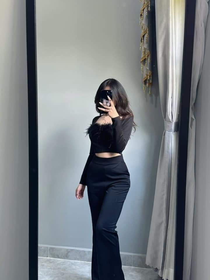 Áo khoác lấp crop đen - Phong cách thời trang năng động cho gái xinh