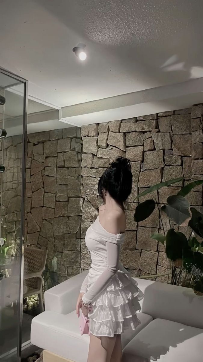 Áo màu trắng đẹp cho gái xinh đeo kính