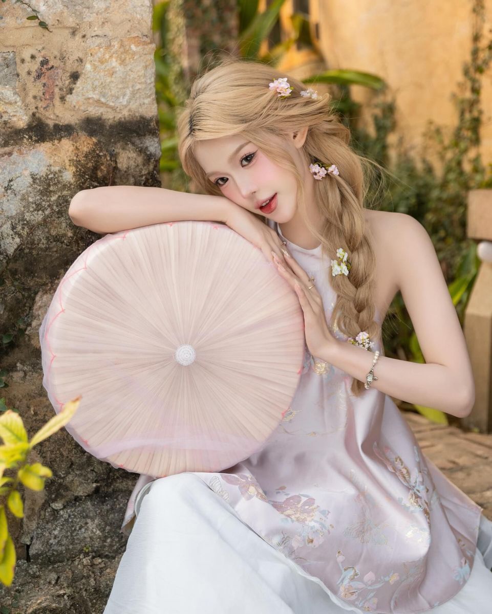 Bộ ảnh áo dài trắng nhấn nhá với mũ xòe hồng độc đáo
