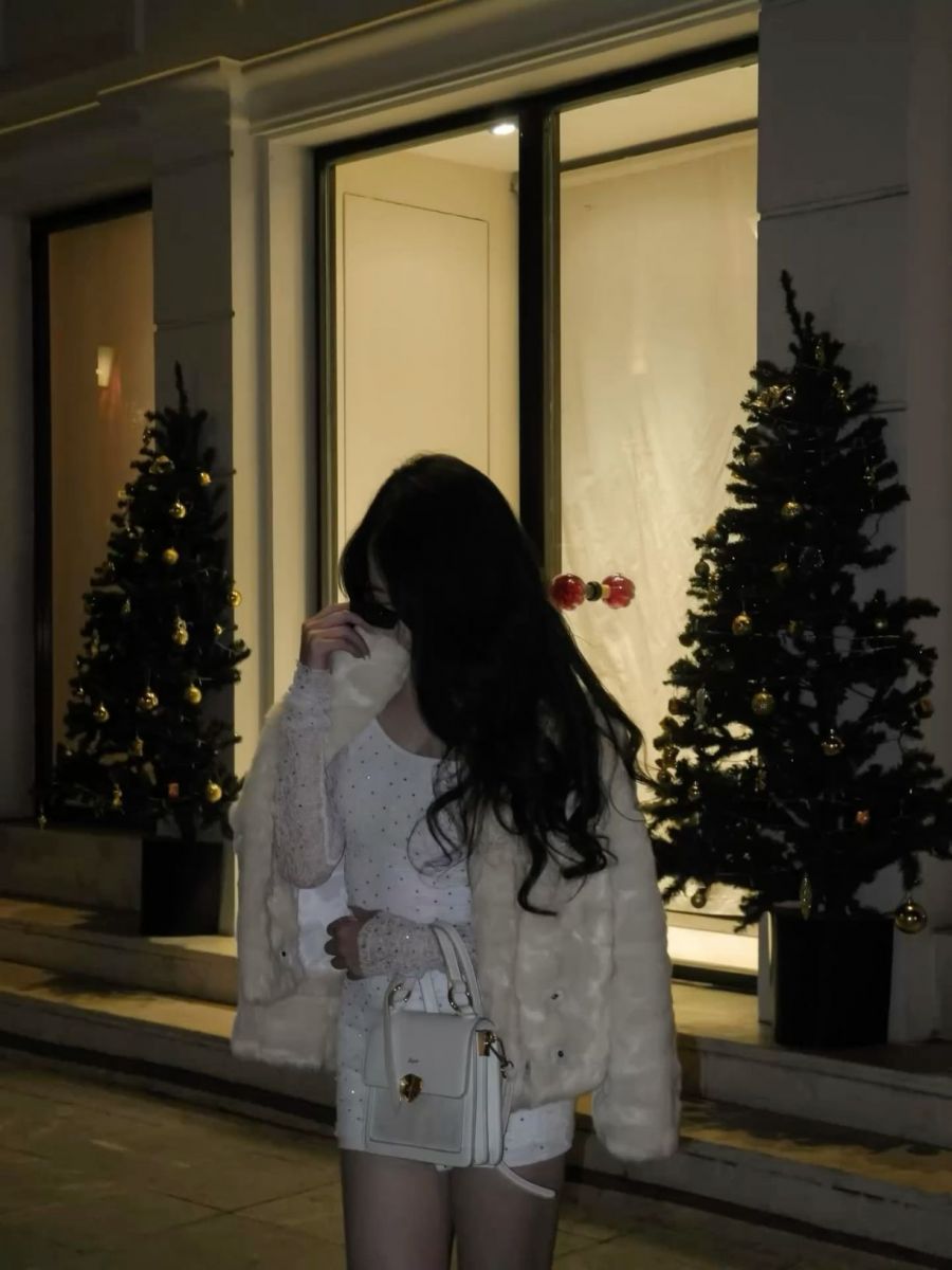 Bộ ảnh gái xinh dễ thương trước cây thông Noel
