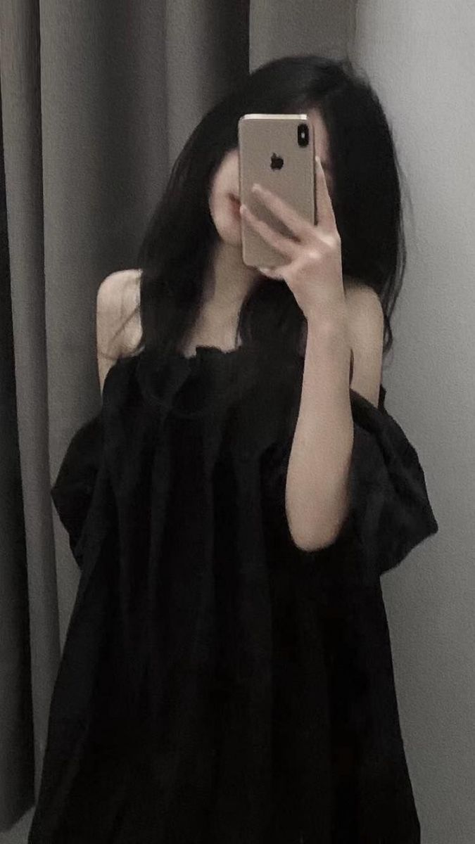 Bộ ảnh gái xinh mặc áo đen bên gương