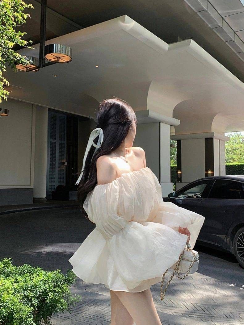 Bộ ảnh gái xinh mặc váy trắng phong cách năng động