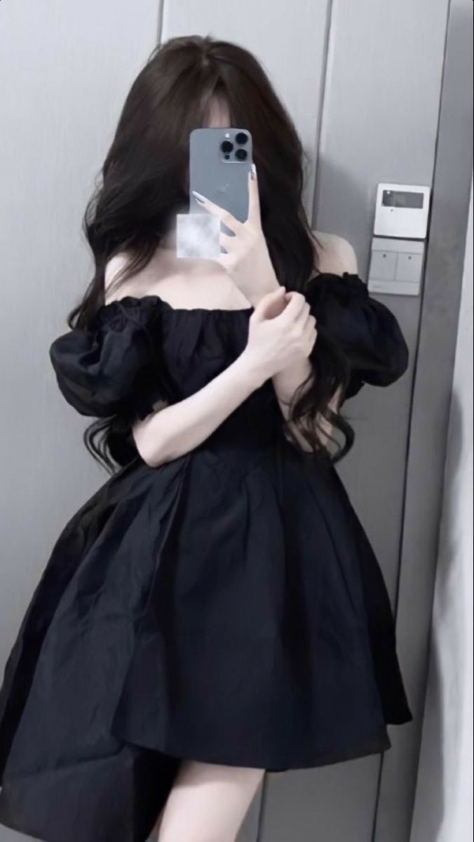 Gái Xinh Trong Chiếc Váy Đen