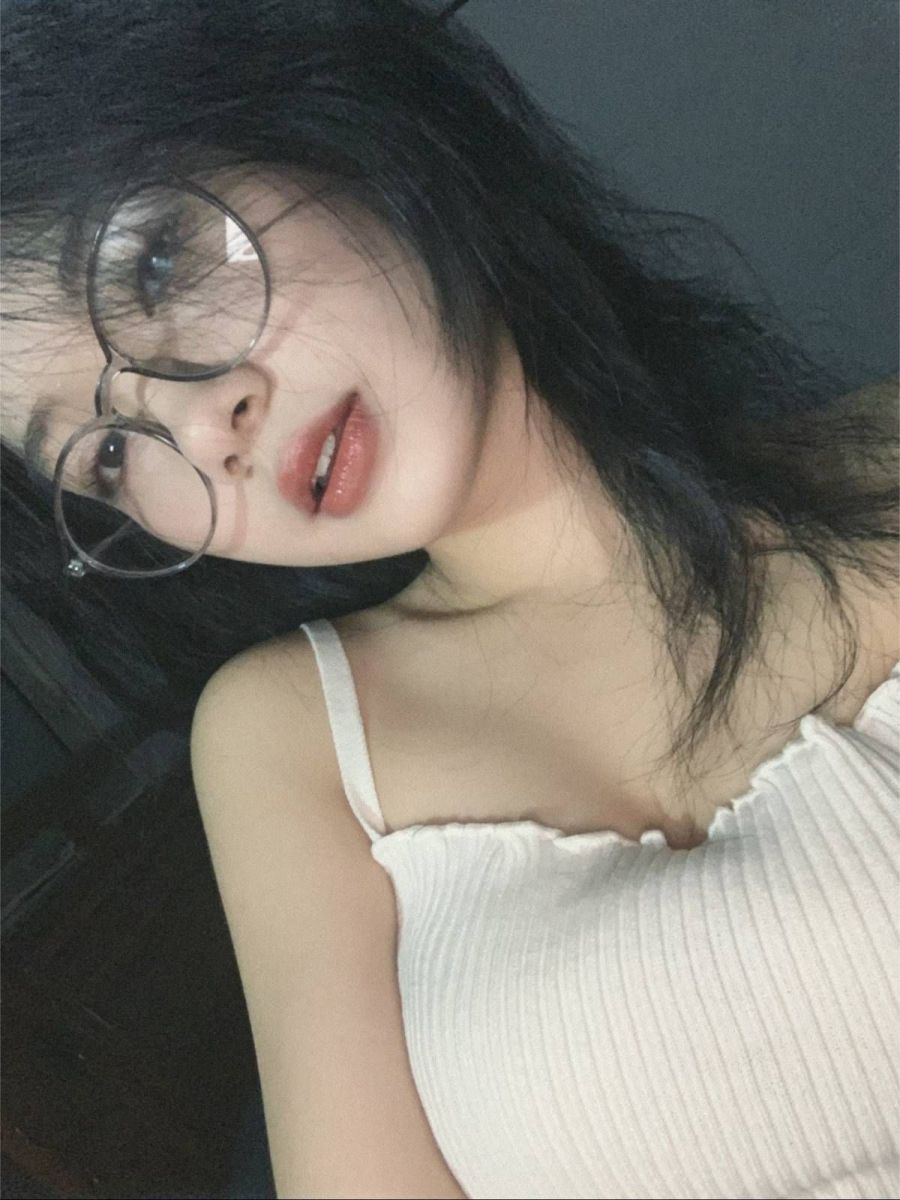 Bộ ảnh gái xinh với áo ngắn màu trắng ấn tượng