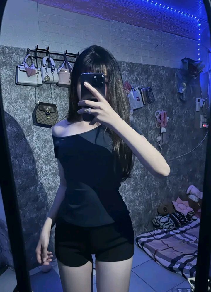 Bộ ảnh gái xinh với trang phục đen ngắn tay ấn tượng
