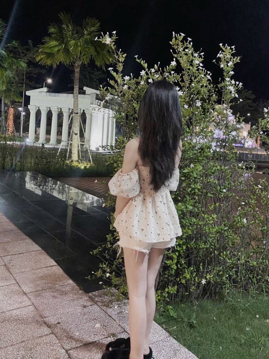 Bộ ảnh gái xinh với túi xách trắng đẹp