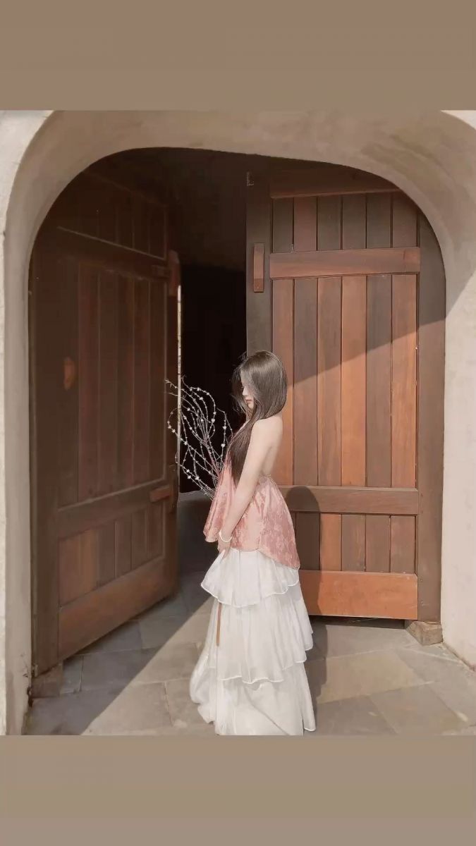 Bộ ảnh gái xinh với váy đầm hồng dưới ánh sáng tự nhiên