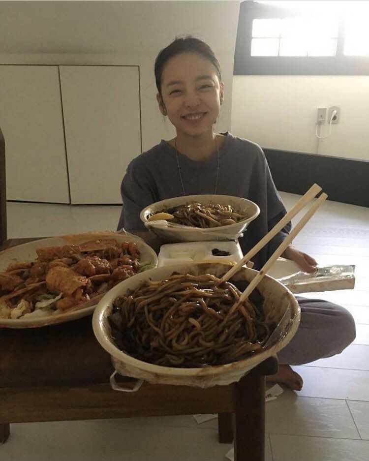 Chàng trai đơn giản trong trang phục áo phông và quần dài