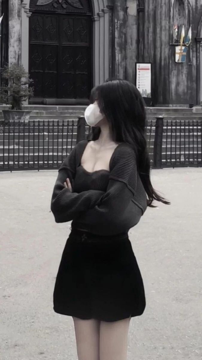 Cô Gái Dáng Xinh Trong Đen Oversized