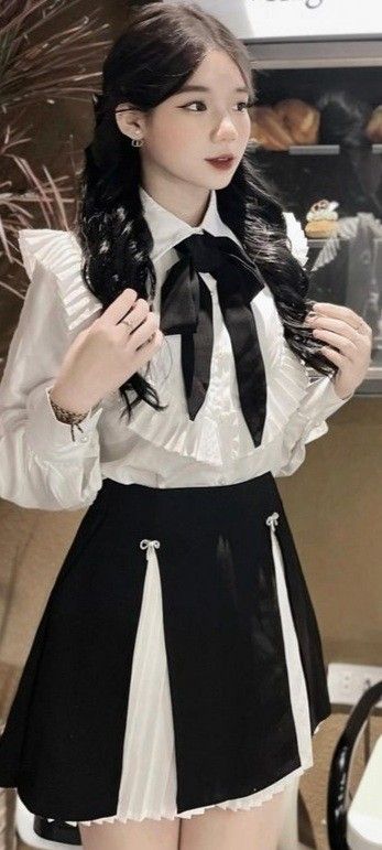 Cô Gái Mặc Áo Blouse Trắng và Váy Ngắn Đen