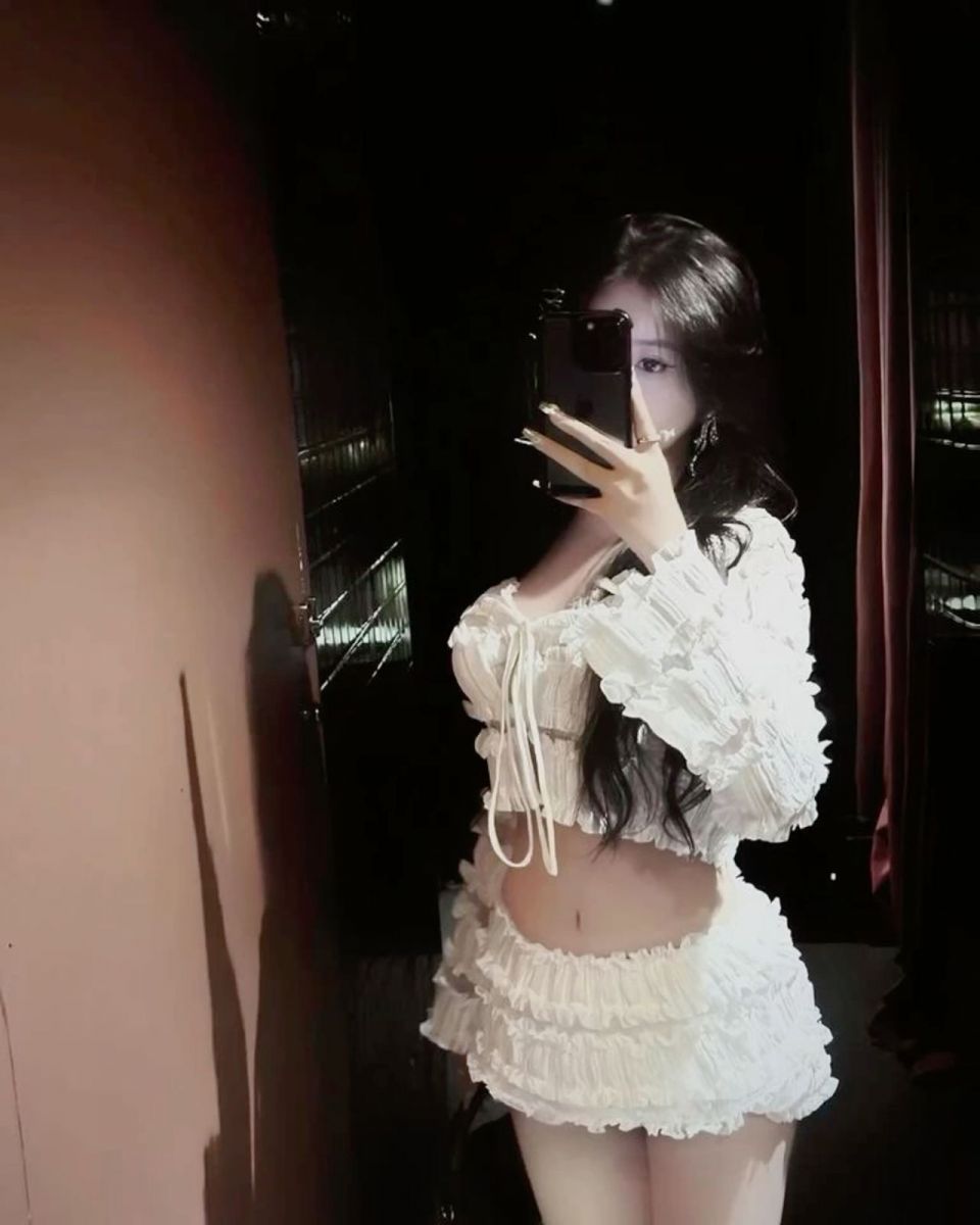 Cô Gái Mặc Áo Crop Top Trắng &Amp; Chân Váy Ngắn Tạo Dáng