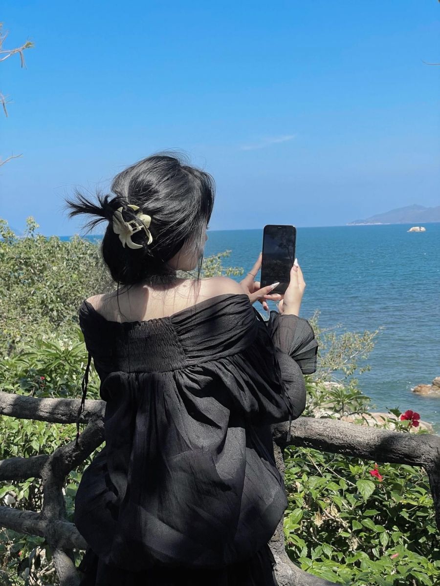 Cô Gái Mặc Áo Đen Bên Bờ Biển