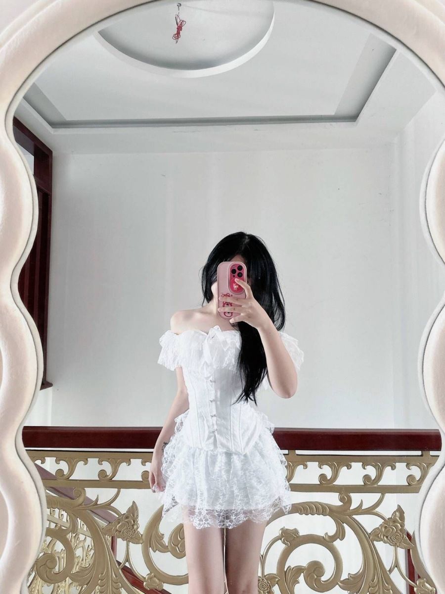 Cô Gái Mặc Váy Trắng Chụp Ảnh Selfie