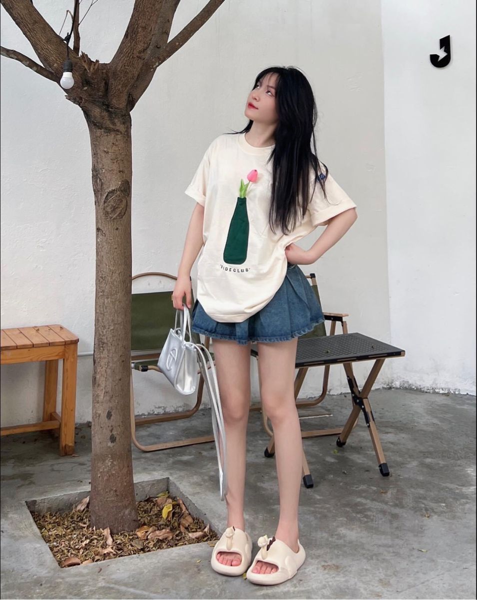 Cô Gái Trẻ Mặc Áo Phông Trắng Trong Mùa Hè