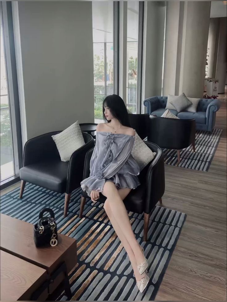 Anh Gai Xinh Mac Vay - Cô Gái Trẻ