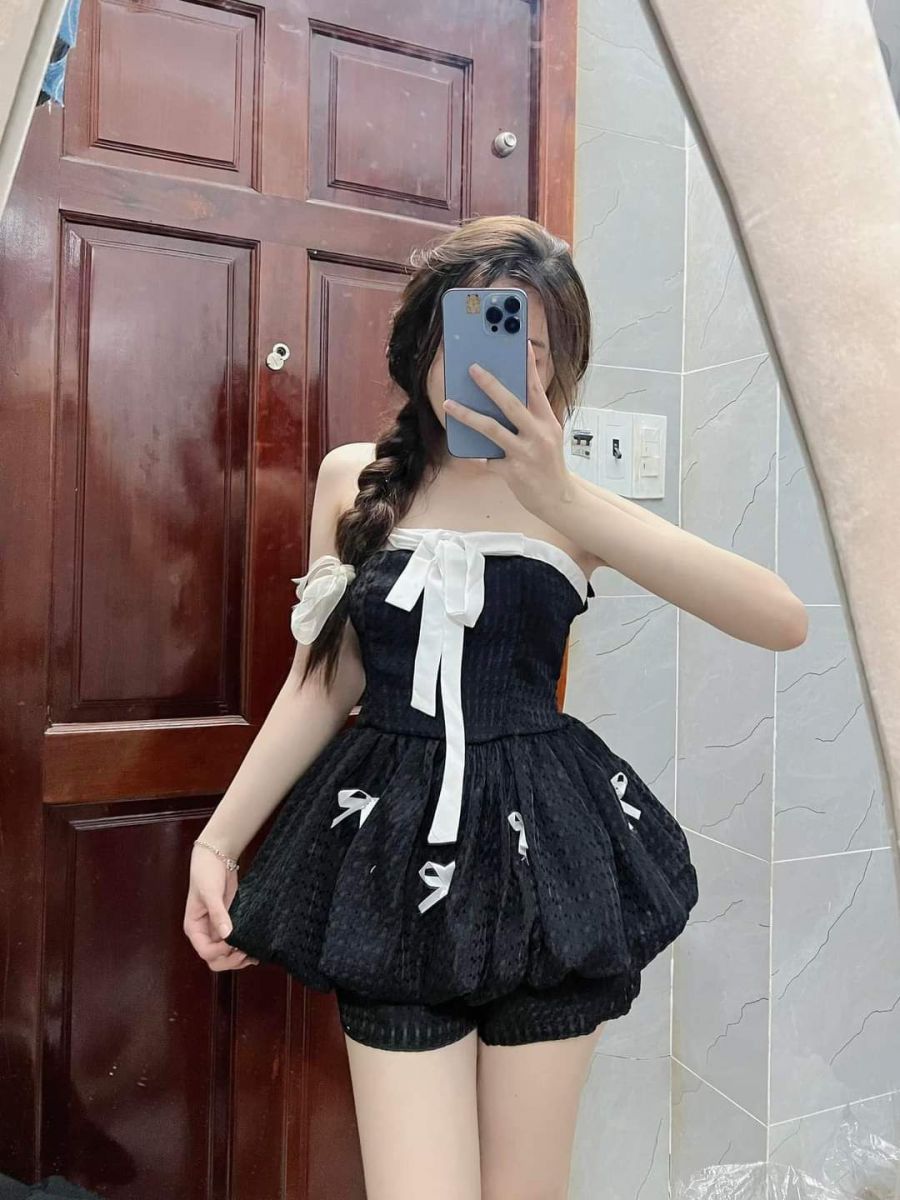 Cô Gái Trẻ Mặc Trang Phục Màu Đen Kiêu Dáng