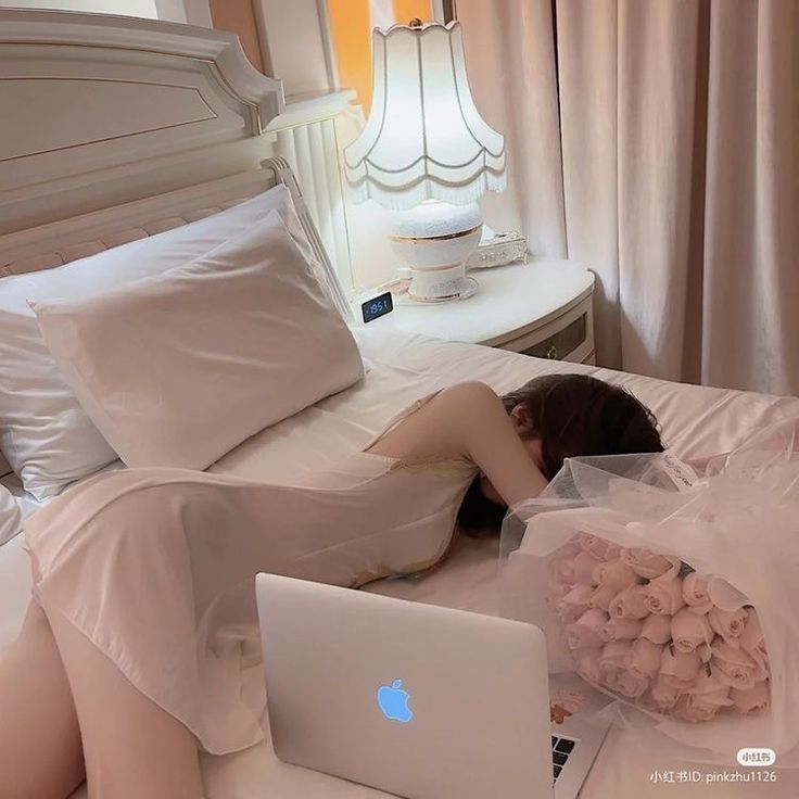 Anh Gai Xinh Mac Vay - Cô Gái Trẻ