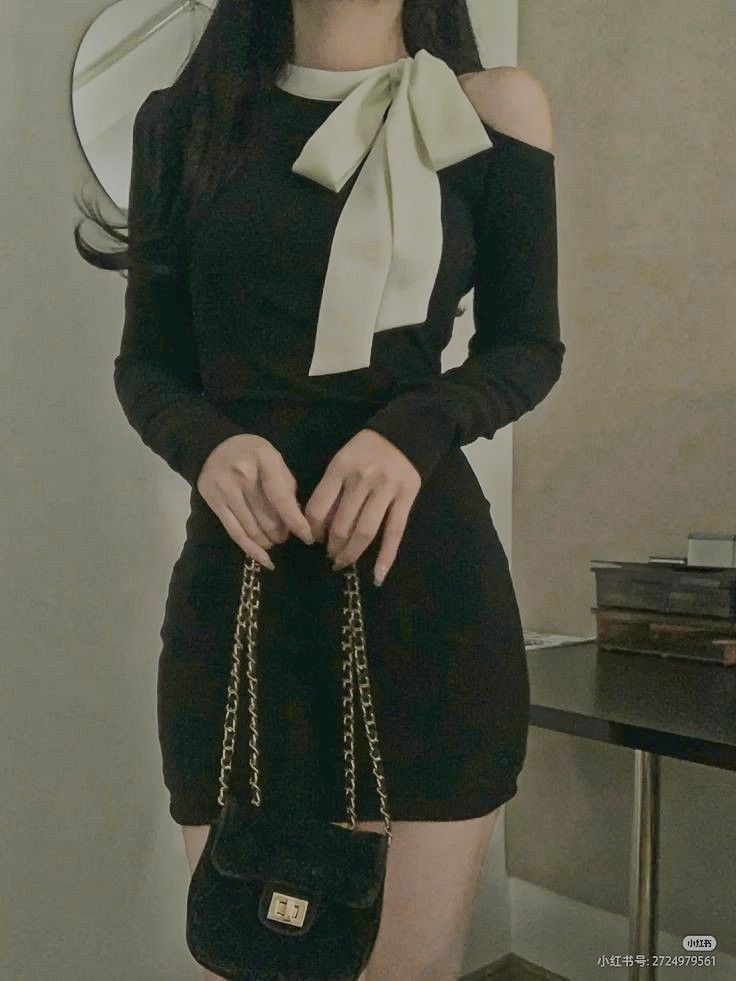 Cô Gái Trẻ Mặc Váy Ôm Đen Dễ Thương