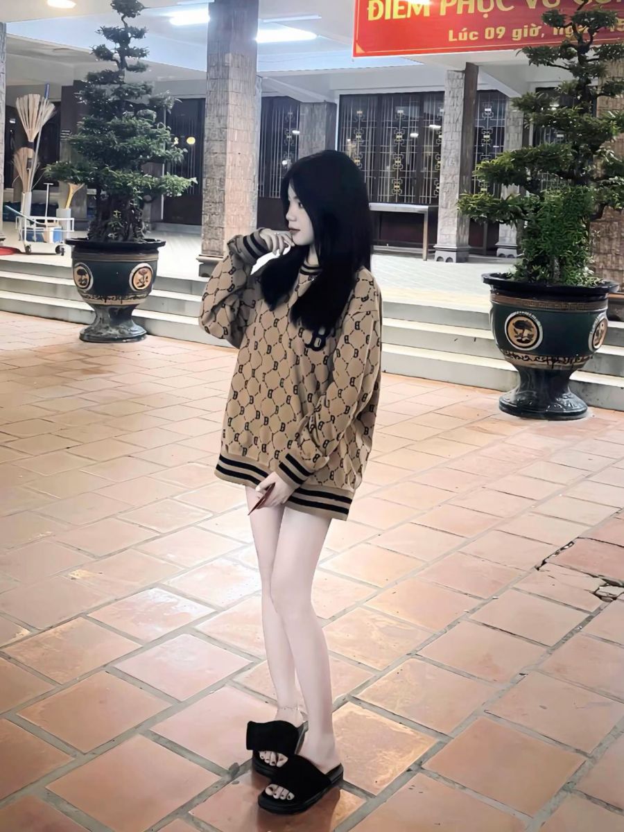 Anh Gai Xinh Mac Vay - Áo Nỉ Oversized