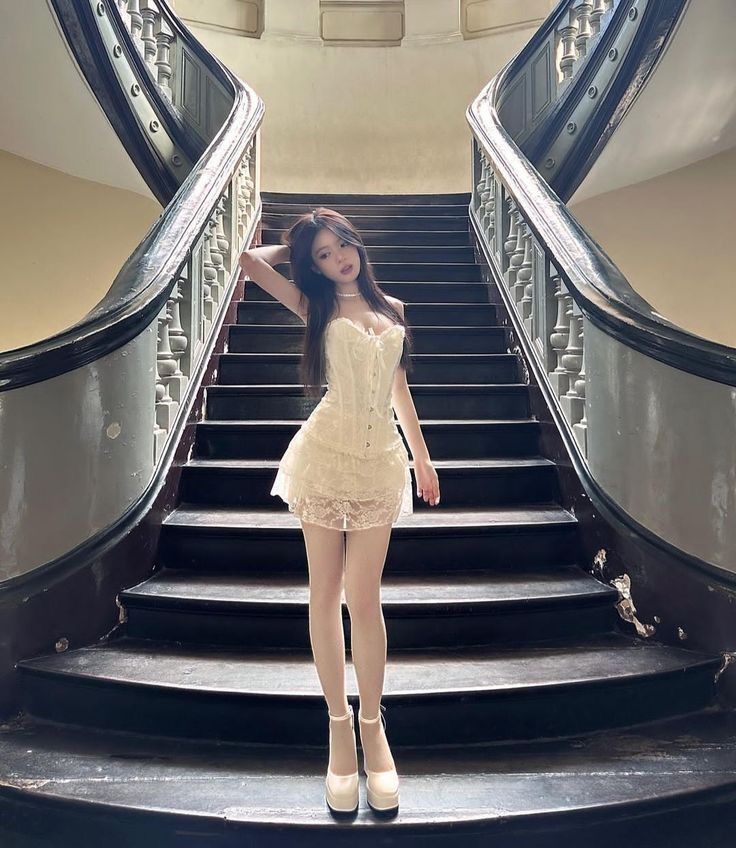Anh Gai Xinh Mac Vay - Cầu Thang Xoắn