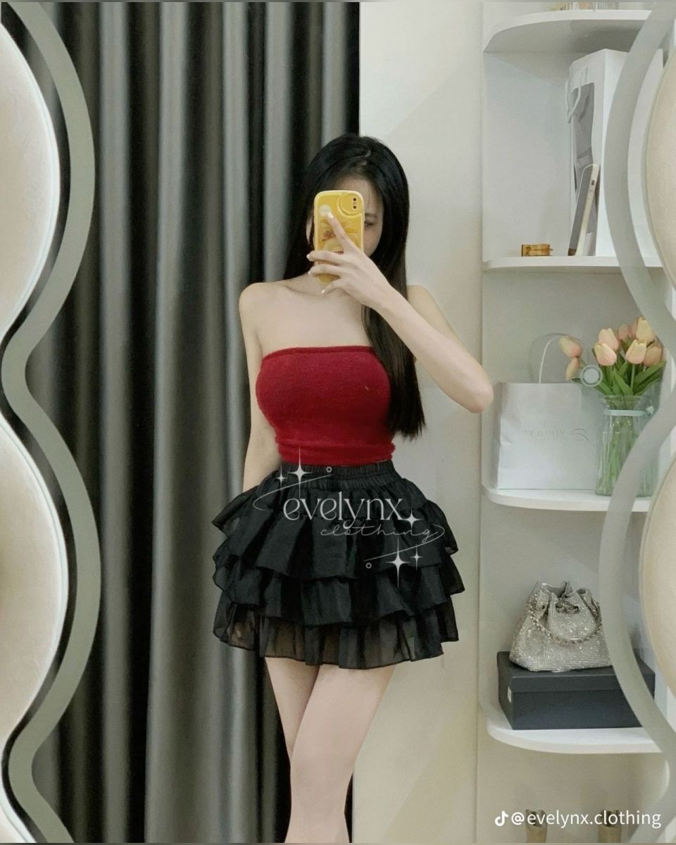 Cô Gái Xinh Đẹp Trong Bộ Đầm Đỏ Và Váy Xòe Đen