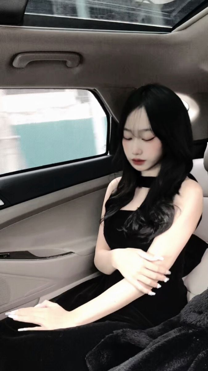 Cô Gái Xinh Đẹp Trong Chiếc Xe Hơi Đen