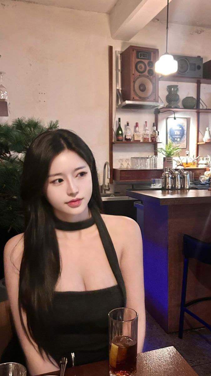 Anh Gai Xinh Mac Vay - Áo Đen