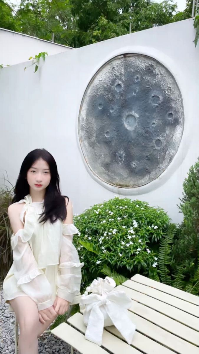 Cô Gái Xinh Mặc Áo Dài Trắng Tạo Dáng Chụp