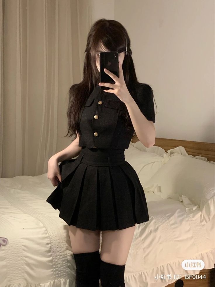 Cô Gái Xinh Mặc Váy Trắng Với Áo Crop Top Đen