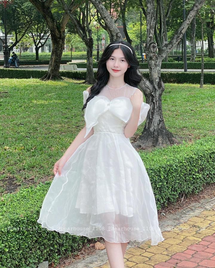 Cô Gái Xinh Mặc Váy Trắng Với Chiếc Nơ Lớn Ở Ngực