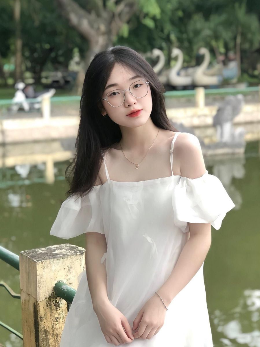 Cô gái bên hồ mặc váy trắng, tay bông tao nhã
