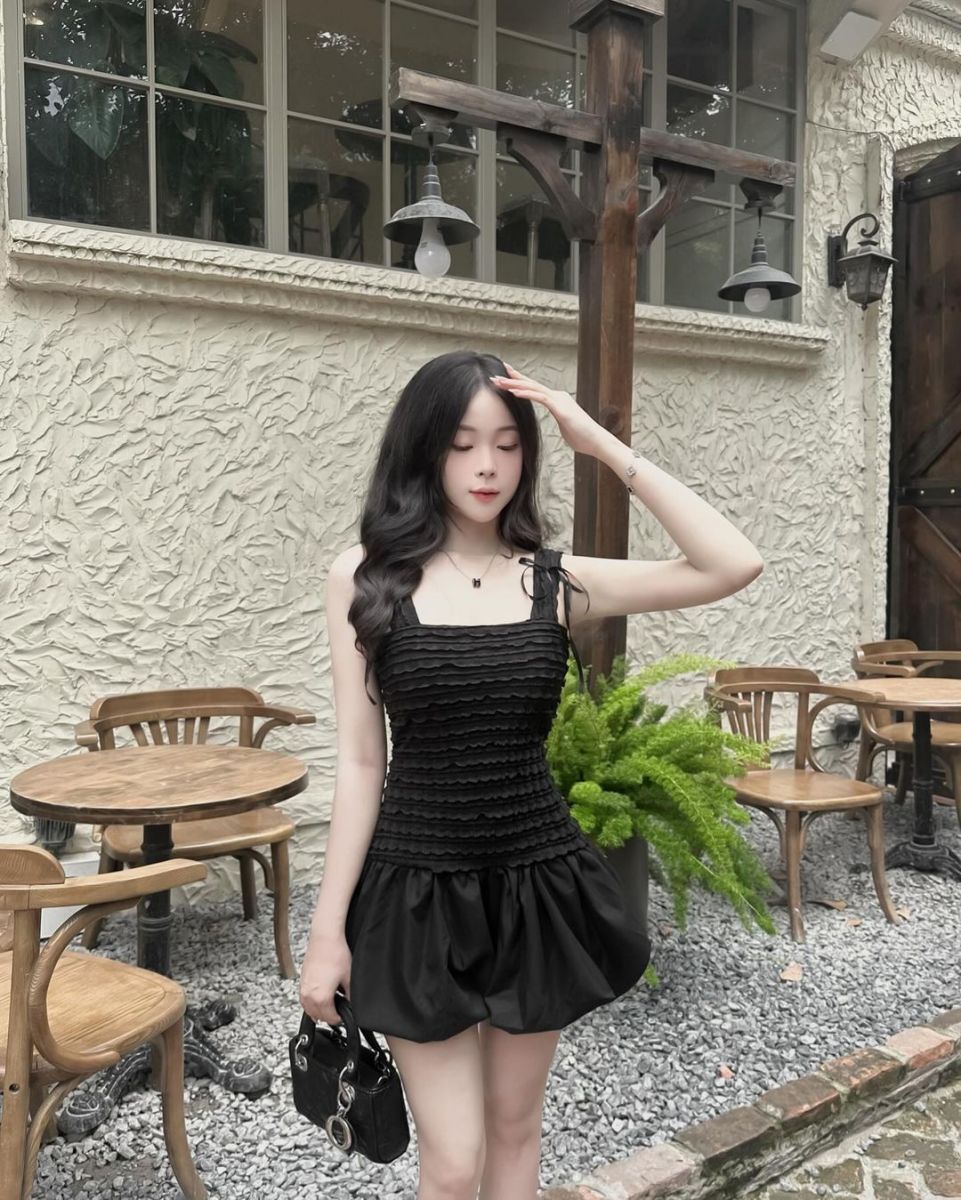 Cô gái đẹp mặc váy đen giữa không gian thiên nhiên tươi đẹp