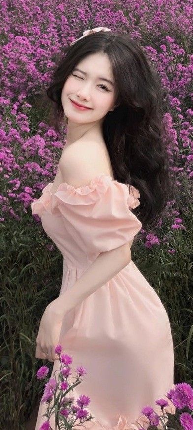 Cô gái đẹp mặc váy hồng giữa cánh đồng hoa tây nhe nhang